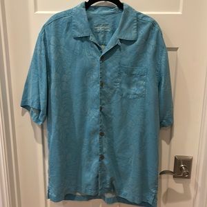 Tommy Bahama men’s size Medium Casual button up shirt!